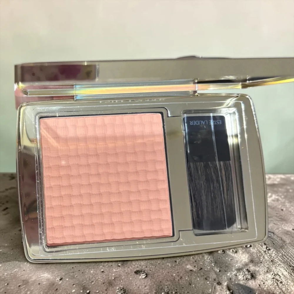 Estée Lauder The Sculpting Blush Powder Blush in Sensuous Rose